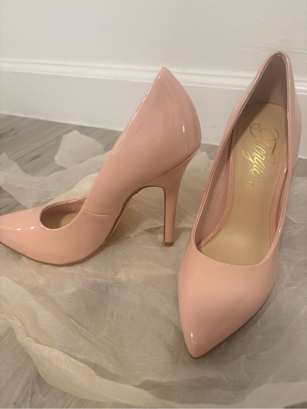 Women’s Patent Pointed-Toe Pumps in Blush Pink